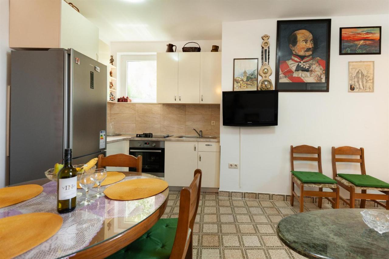 Apartments Antonija โอมิช ภายนอก รูปภาพ