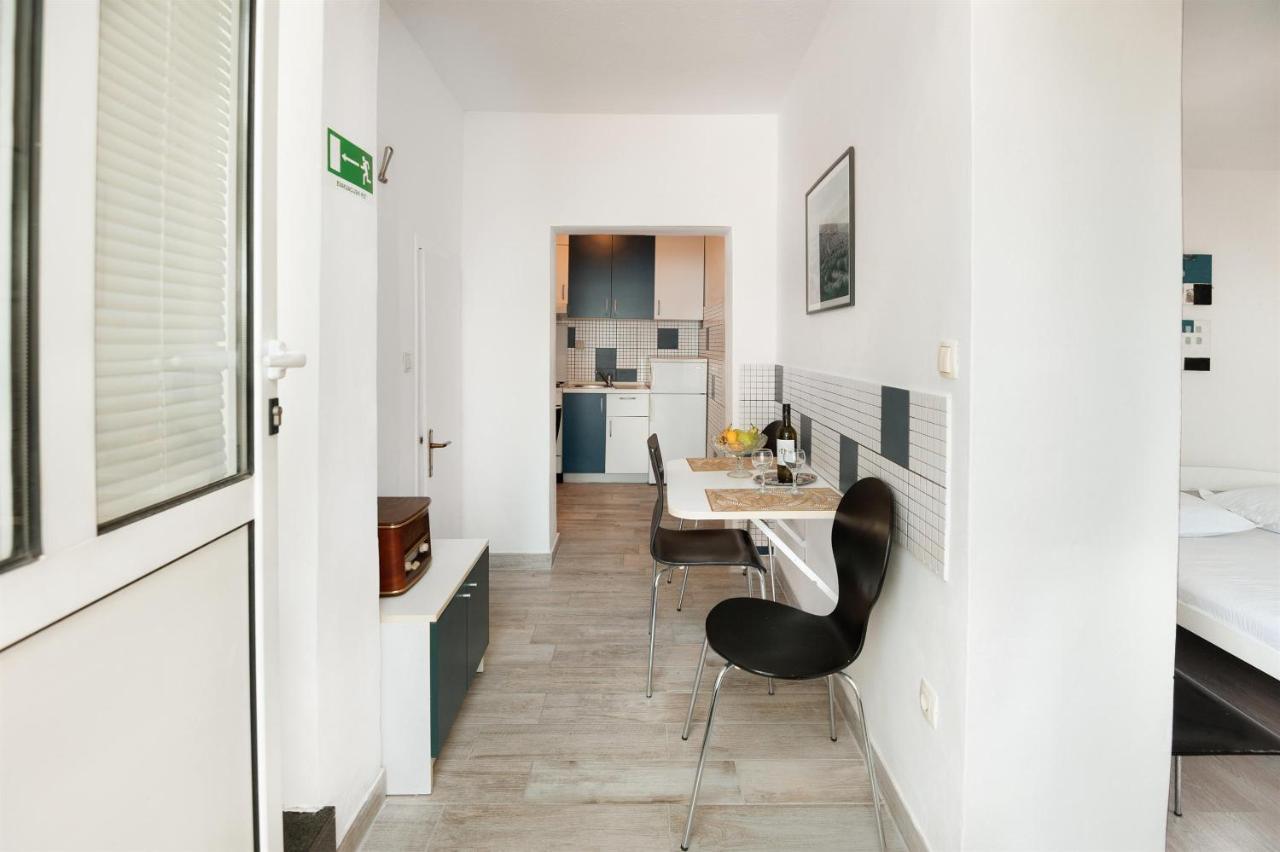 Apartments Antonija โอมิช ภายนอก รูปภาพ